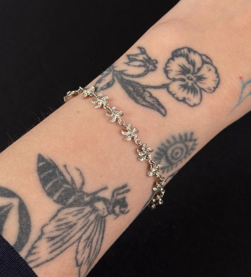 Sterling Silver Hawaiian Plumeria Flower Bracelet: 7" long open, 3.80 grams.