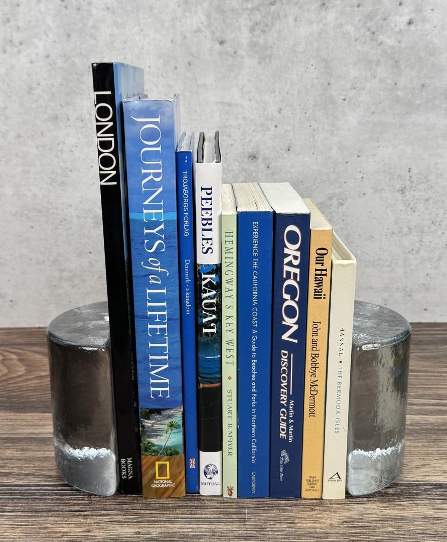 Group of Travel Books: Nice grouping.