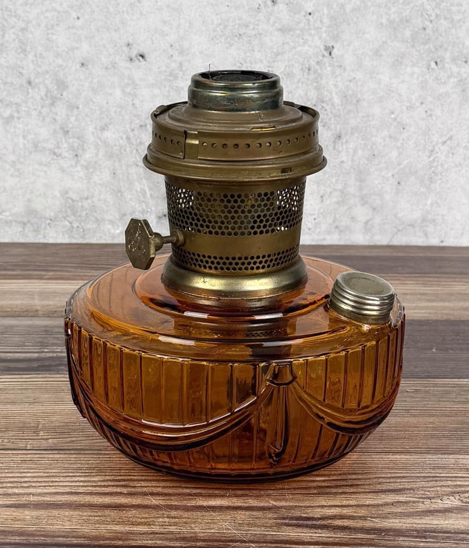 Aladdin Lincoln Drape Amber Kerosene Lamp (1 of 9)