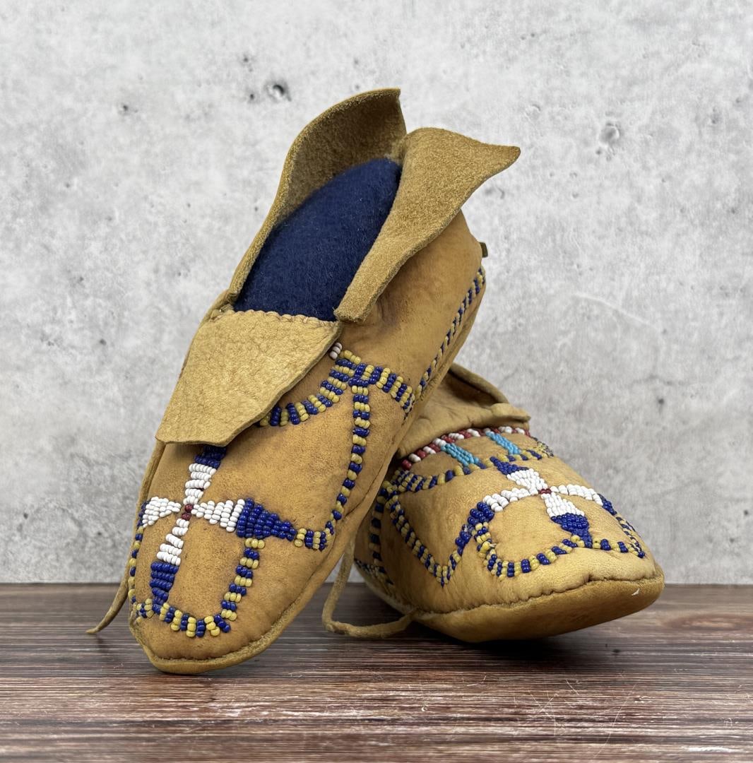 Arapaho Native American Indian Moccasins (1 of 11)