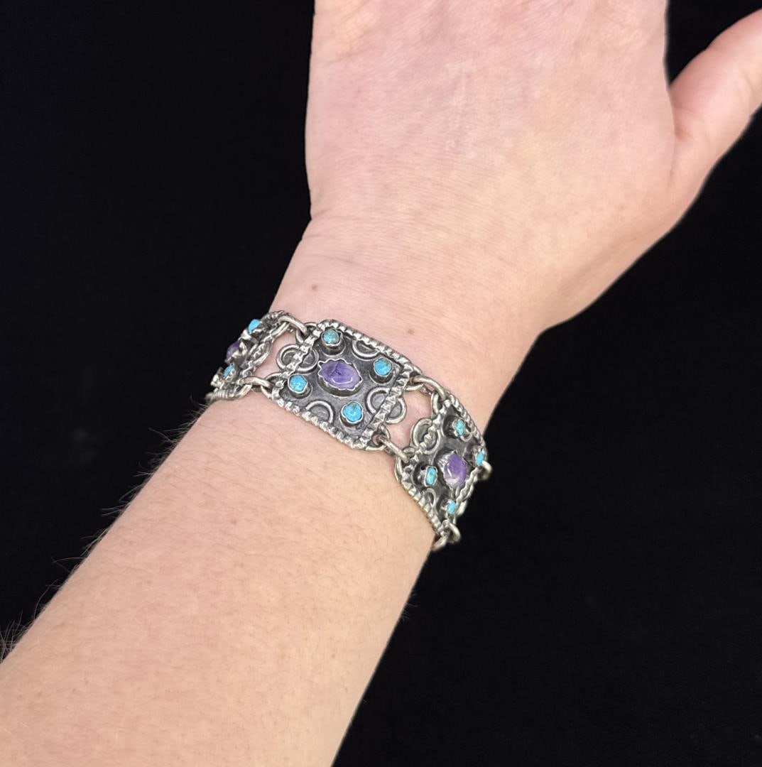 Taxco Mexico Sterling Silver Bracelet: 45.35 grams. 7 3/4" long open.