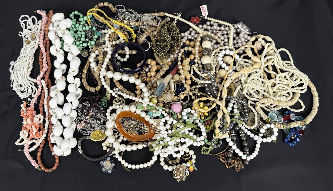 5 Pounds of Costume Jewelry (1 of 5)