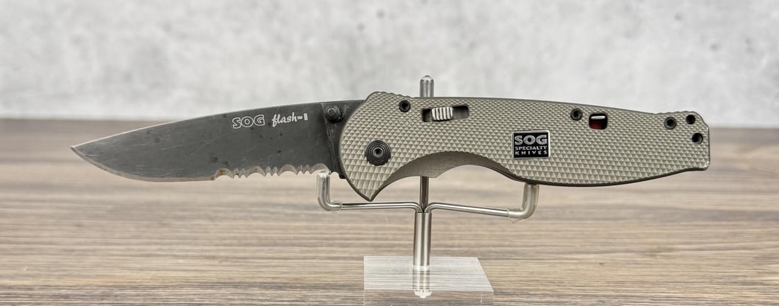 SOG Flash II Pocket Knife (1 of 4)