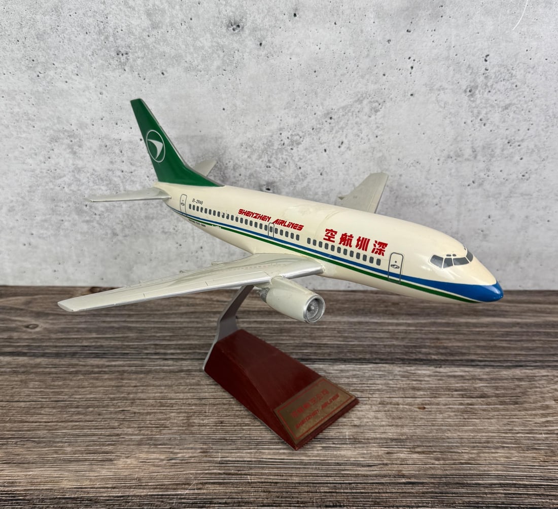 Shenzhen Airlines Airplane Desk Model B-2940 (1 of 8)