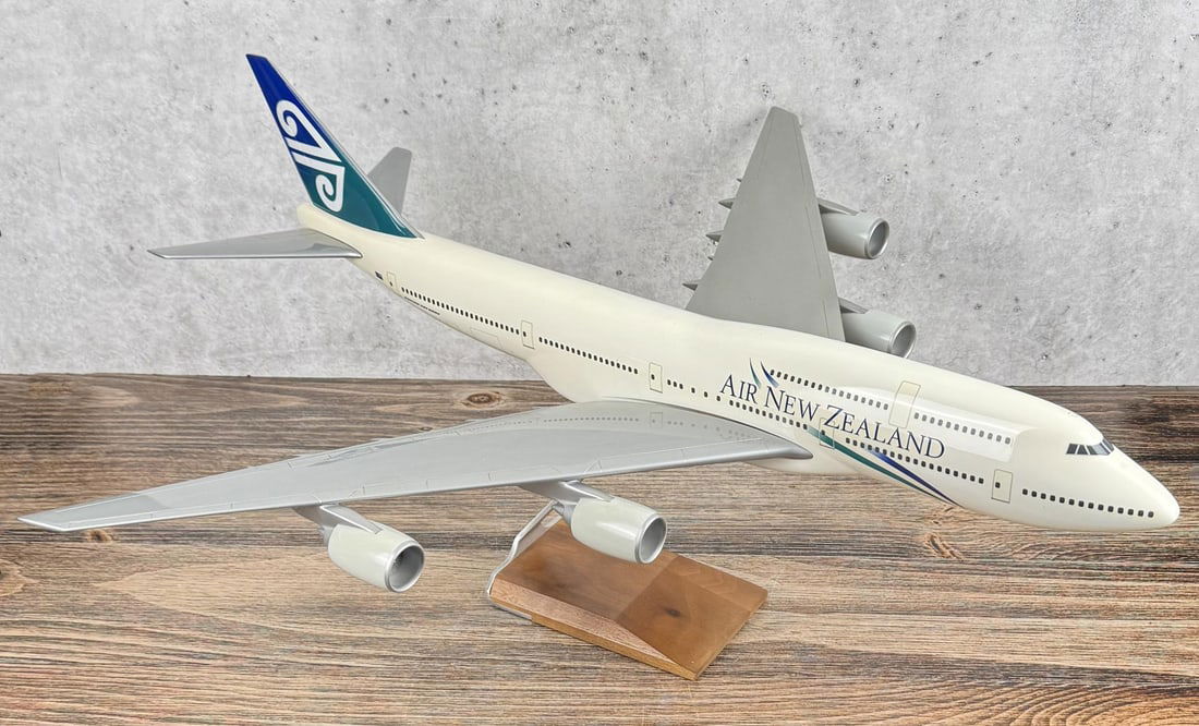 Air New Zealand 747-500x Airplane Desk Model (1 of 7)