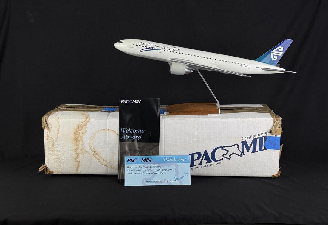 Air New Zealand Boeing 777-200 Airplane Desk Model (1 of 14)