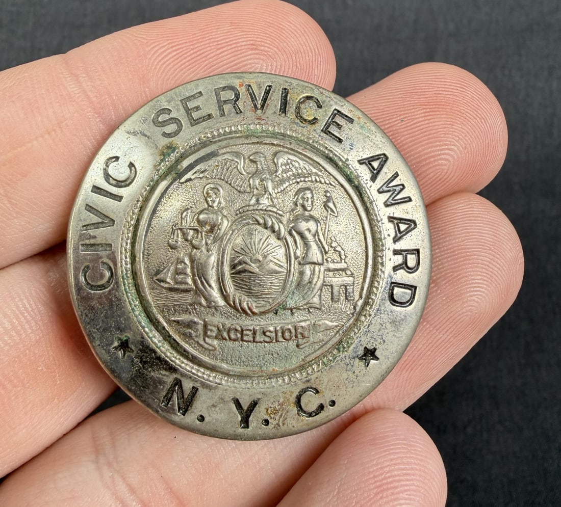 New York City Civic Service Award Badge: 1 1/2" diameter.