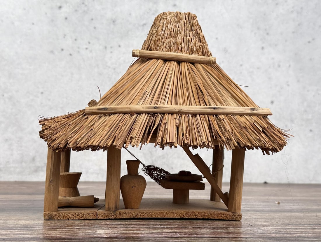 Panama Indigenous Miniature Thatched Hut Model (1 of 8)
