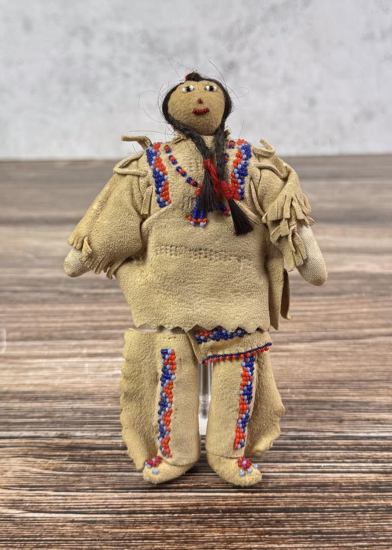 San Carlos Apache Native American Indian Doll: 6" tall. Mid 20th Century.
