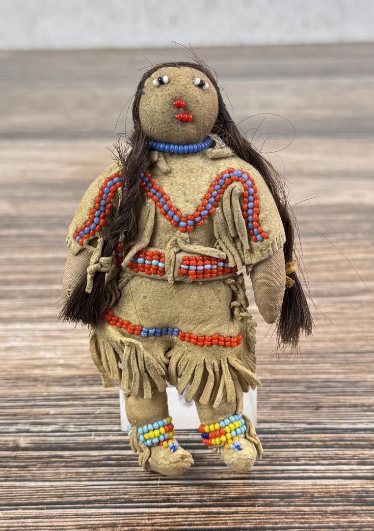 San Carlos Apache Native American Indian Doll: 4 1/4" tall. Mid 20th Century.