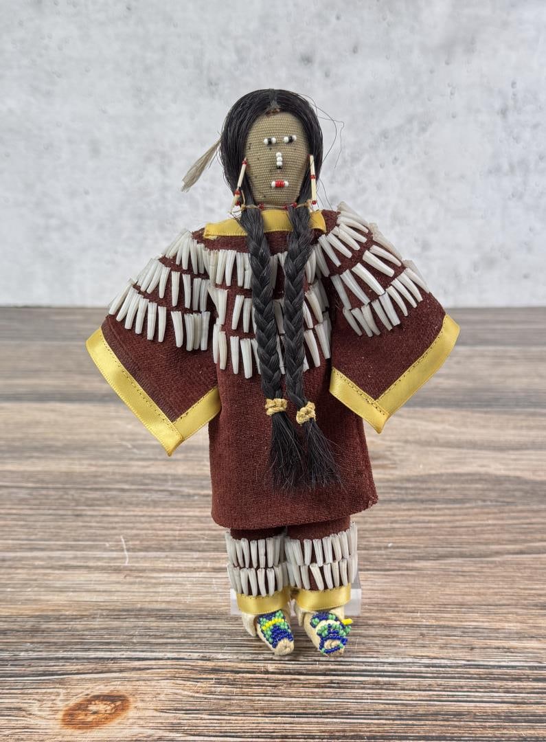 Montana Crow Native American Indian Beaded Doll (1 of 3)