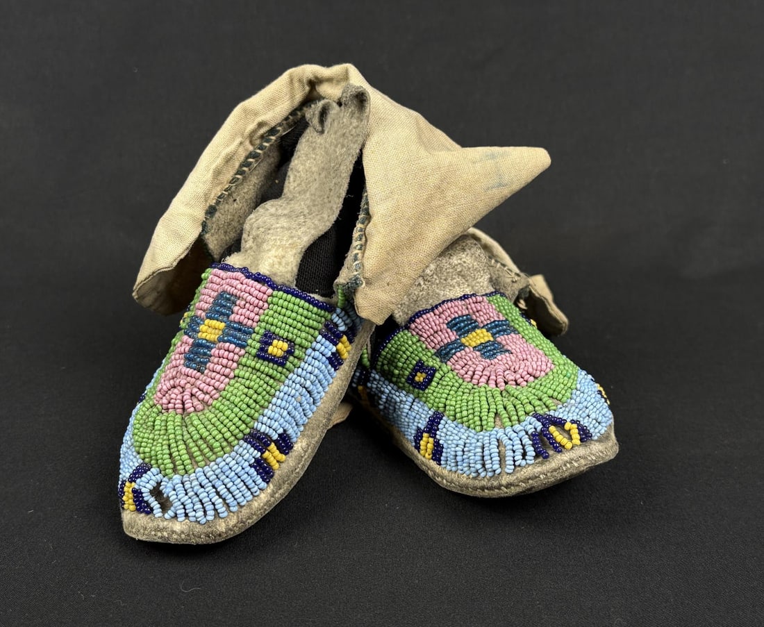 Montana Crow Native American Indian Moccasins (1 of 14)