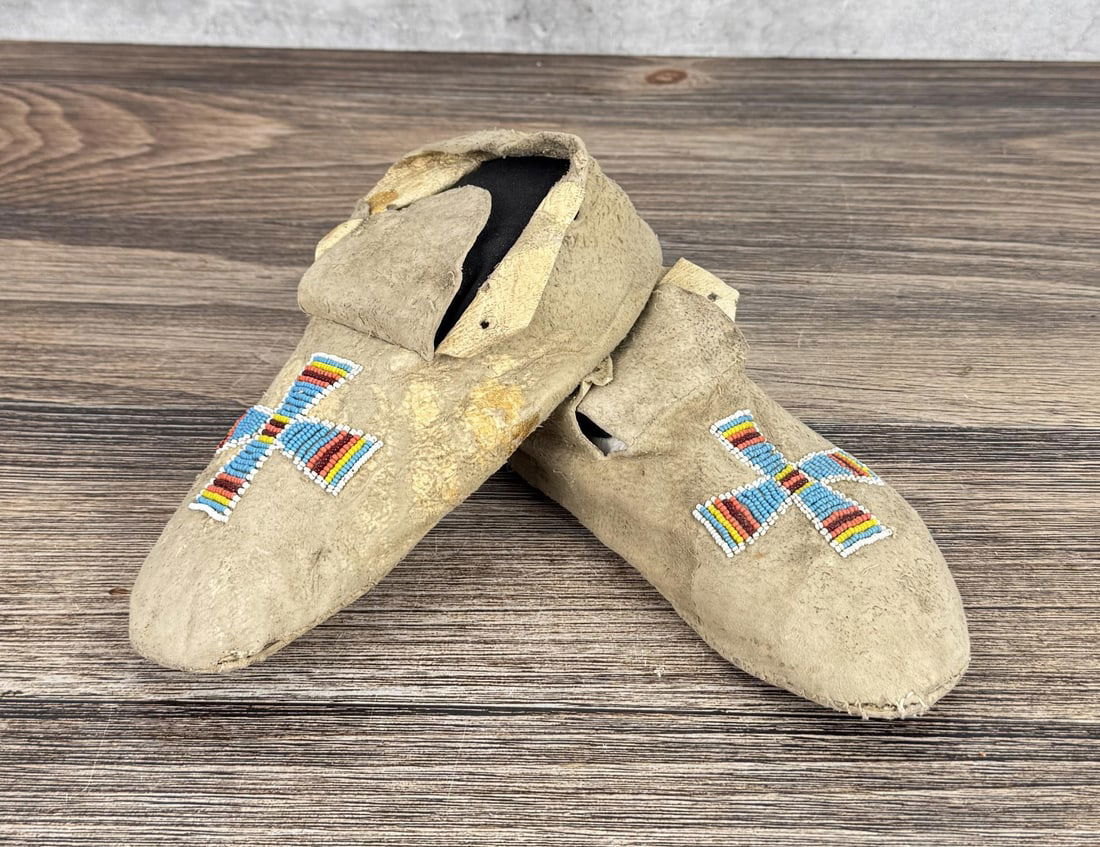Arapaho Native American Indian Beaded Moccasins (1 of 5)