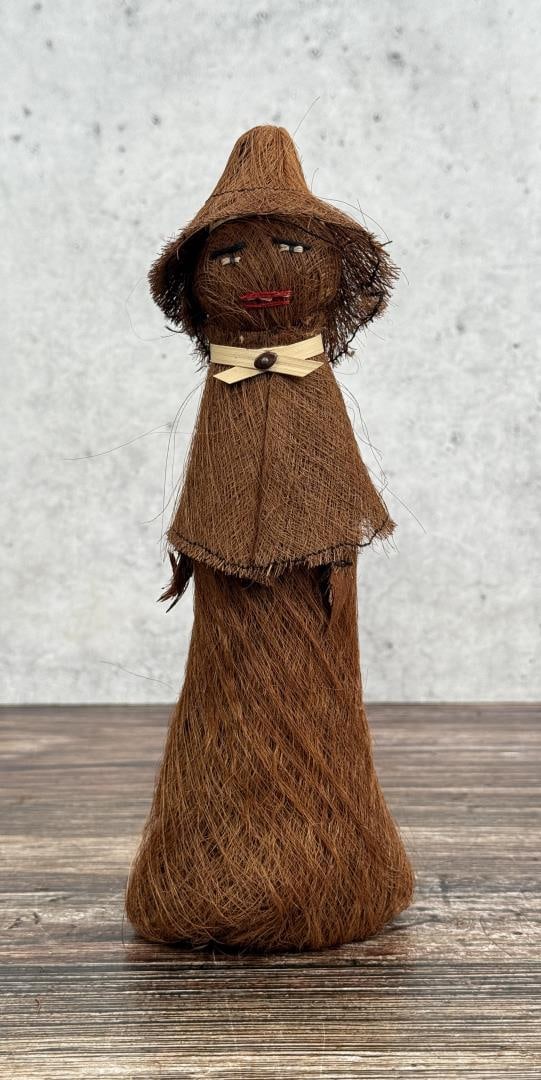 Seminole Indian Palmetto Palm Husk Doll: 9 1/8" tall. Early to mid 20th century.