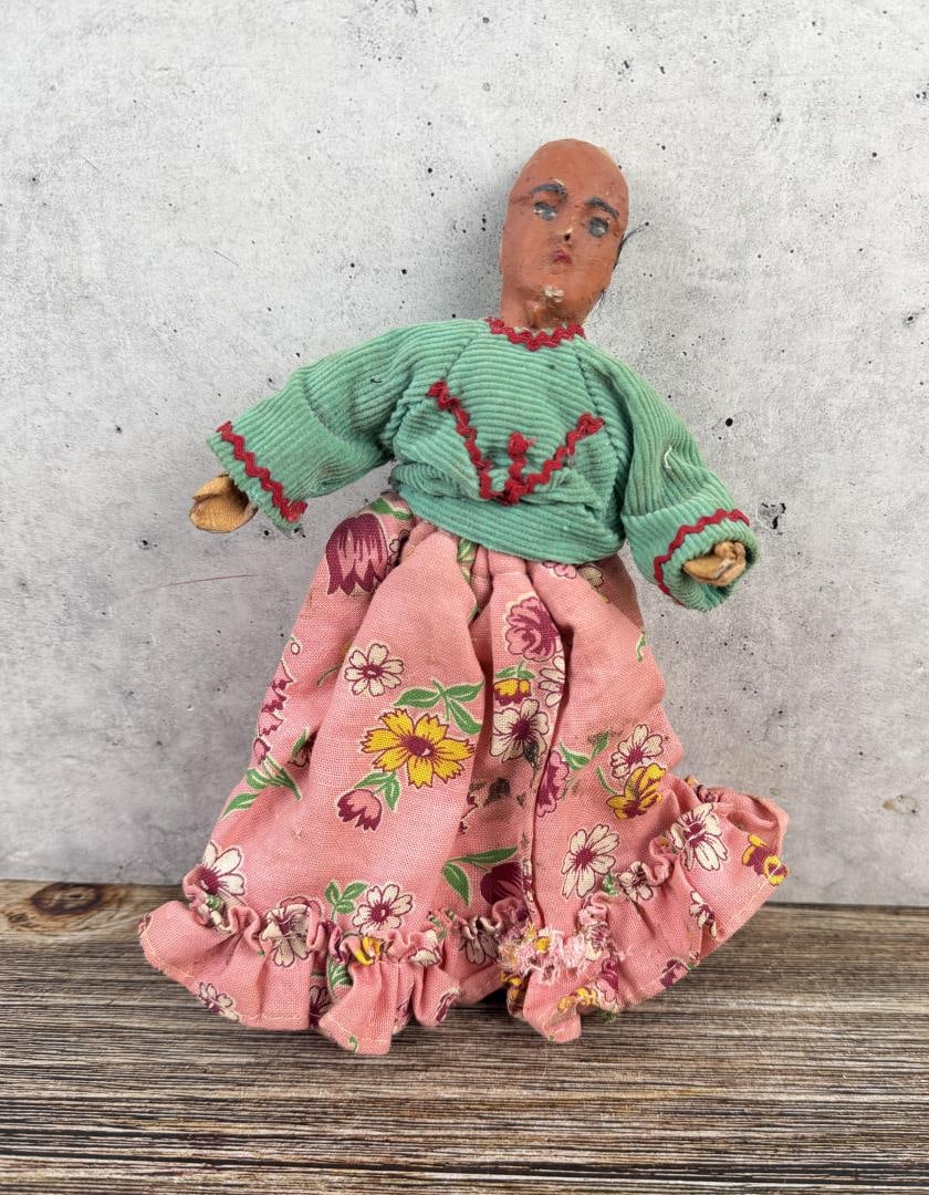 Wampanoag Tribe of Gay Head Indian Doll: 8 3/8" tall. Mid 20th century.