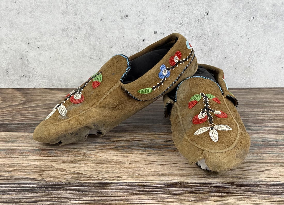 Cree Native American Indian Beaded Moccasins (1 of 8)