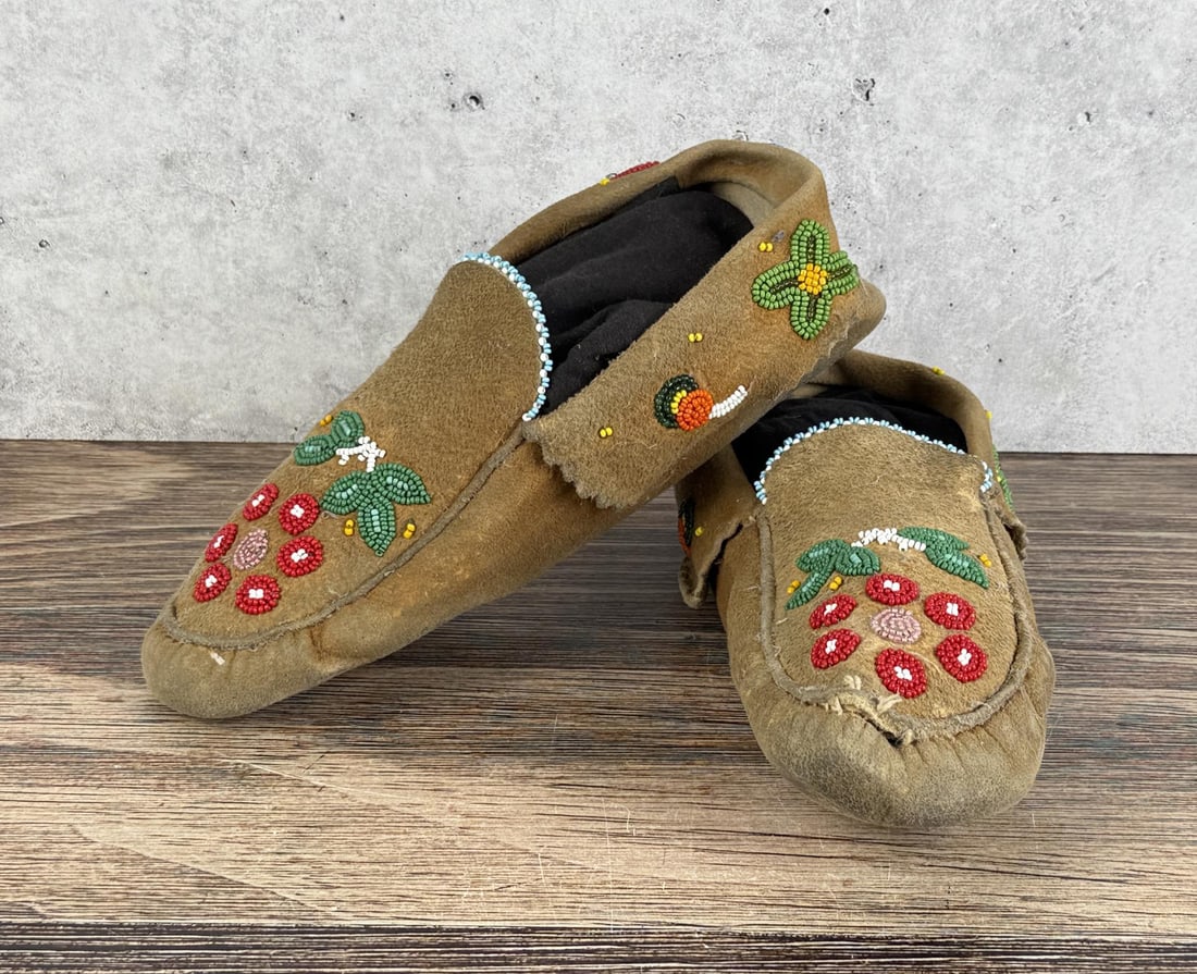 Cree Native American Indian Beaded Moccasins (1 of 7)
