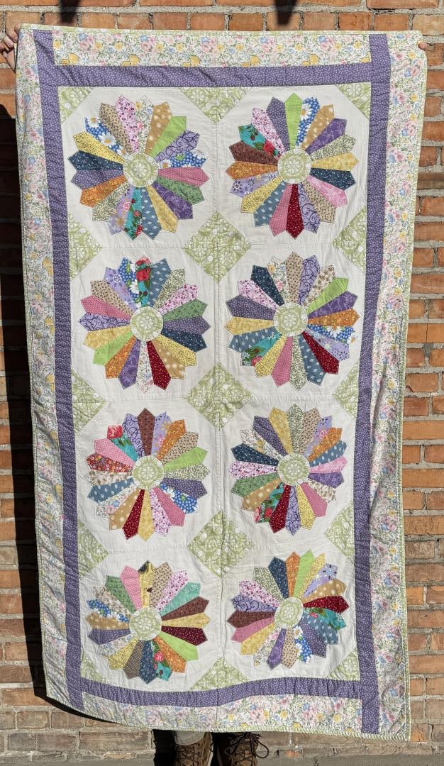 Dresden Plate Quilt (1 of 3)