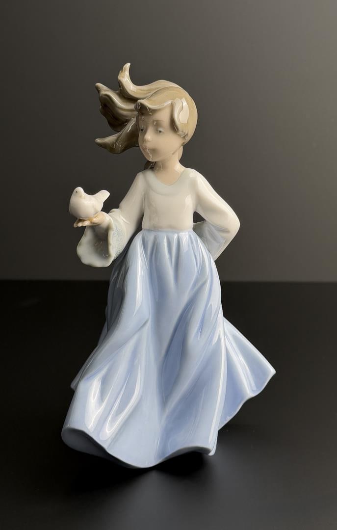 NAO Lladro 1088 Girl with Dove Porcelain Figurine (1 of 5)