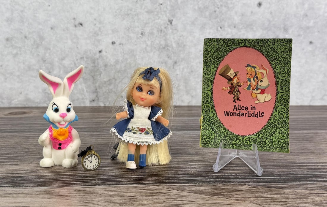 Alice in Wonderliddle Liddle Kiddles Doll: Nice set with booklet.
