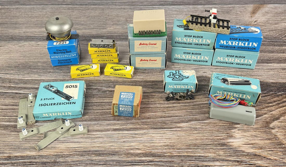 Collection of Marklin HO Train Parts: Nice grouping.