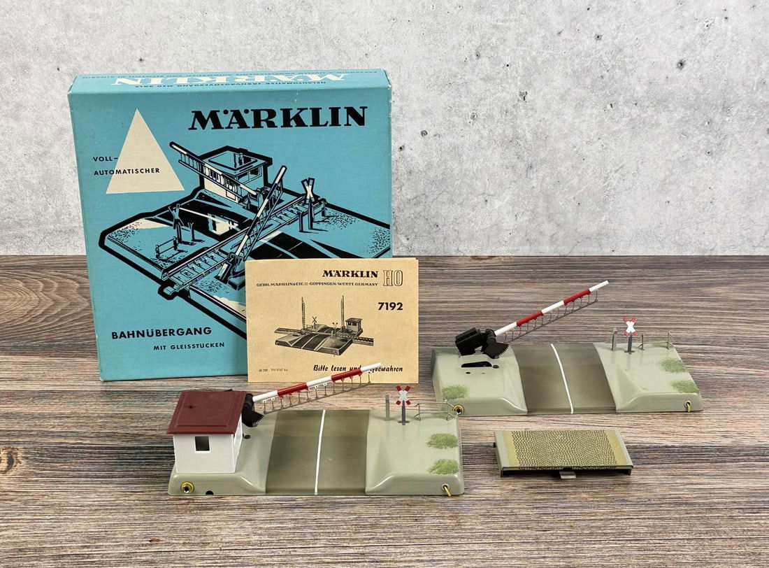 Marklin HO Scale Automatic Railroad Crossing (1 of 7)