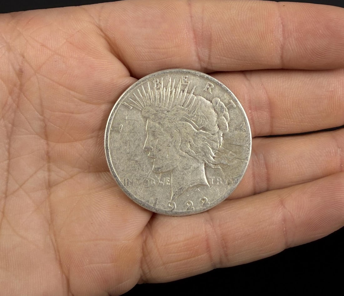 1922 S Silver Peace Dollar (1 of 4)