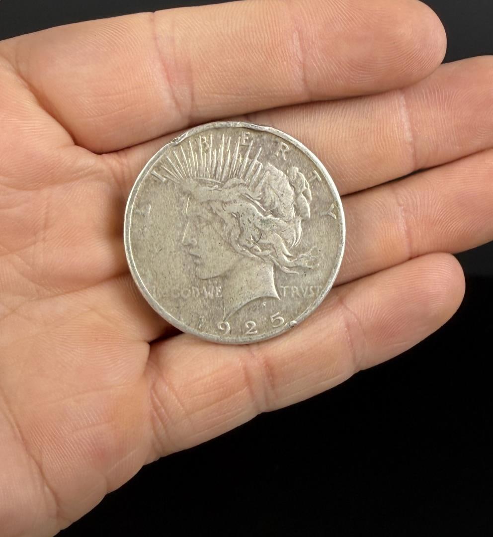 1925 S Silver Peace Dollar (1 of 4)