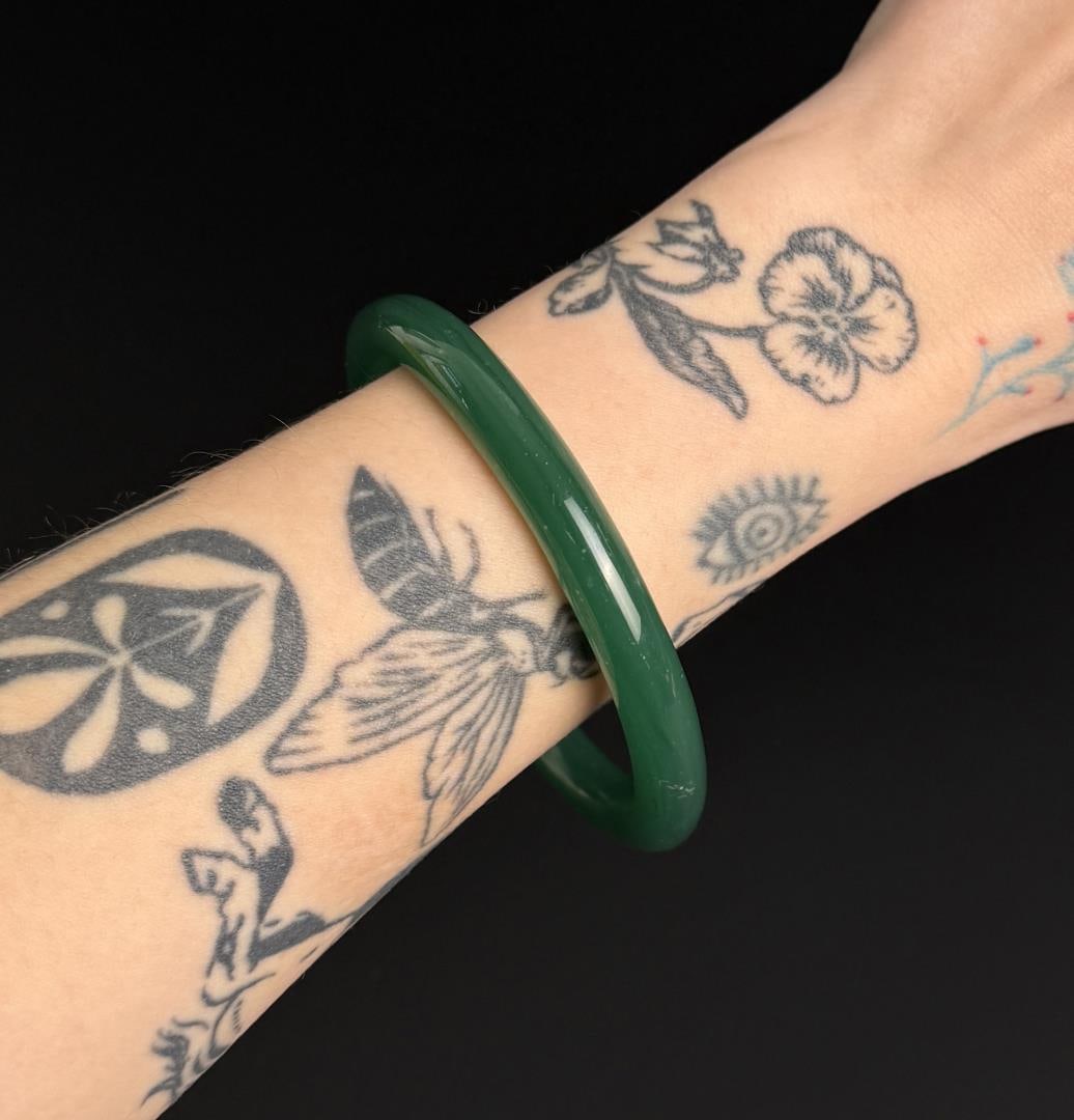 Chinese Green Agate Bangle Bracelet: 7 7/8" inside circumference. 42 grams.