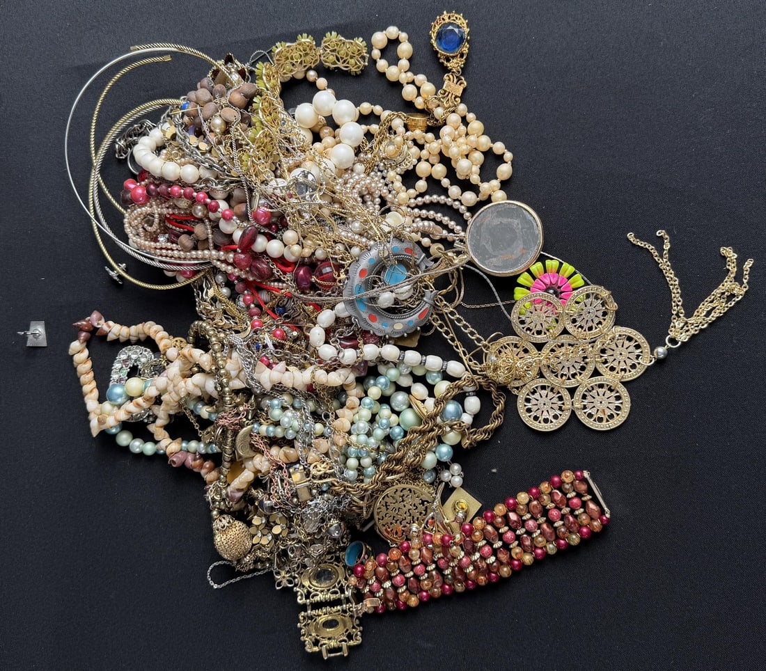 5 Pound Collection of Costume Jewelry: Nice assortment. 5 lbs.