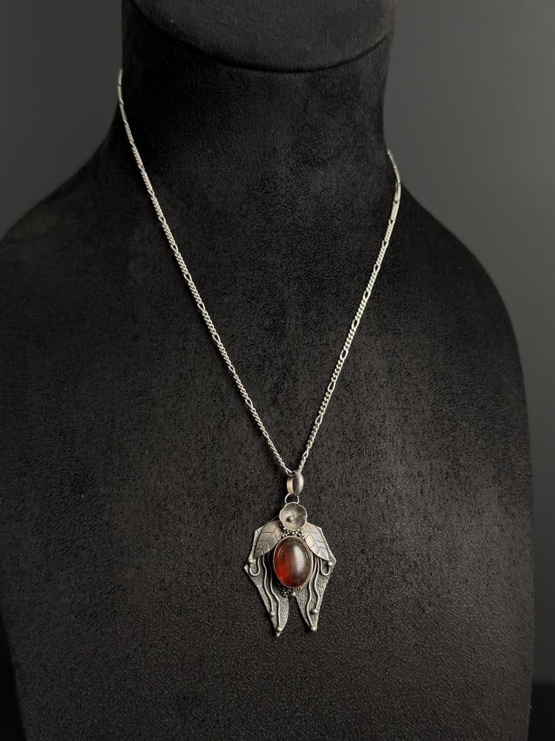 Sterling Silver Baltic Amber Necklace: 13.4 grams. 10 1/2" long.