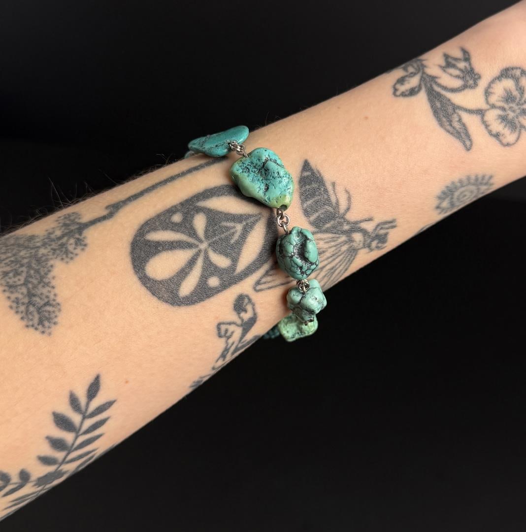 Sterling Silver Turquoise Bracelet: 7" inner circumference. 24 grams.