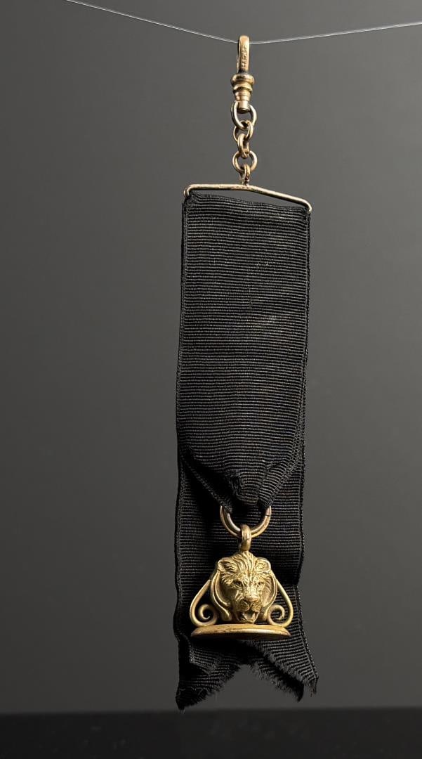 Gold Filled Lion Face Pocket Watch Fob: 5 1/2" long. 14.15 grams.