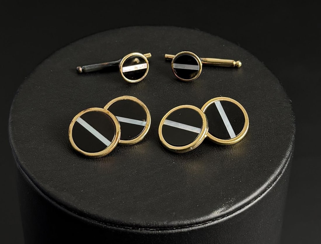 Sterling Silver Onyx Mother of Pearl Cufflinks: 13.6 grams.