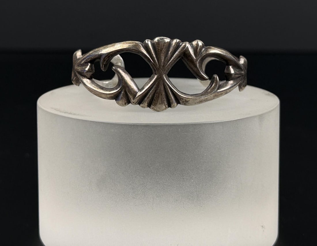 Navajo Sterling Silver Tufa Cast Bracelet: 30 grams. 6" inner circumference.