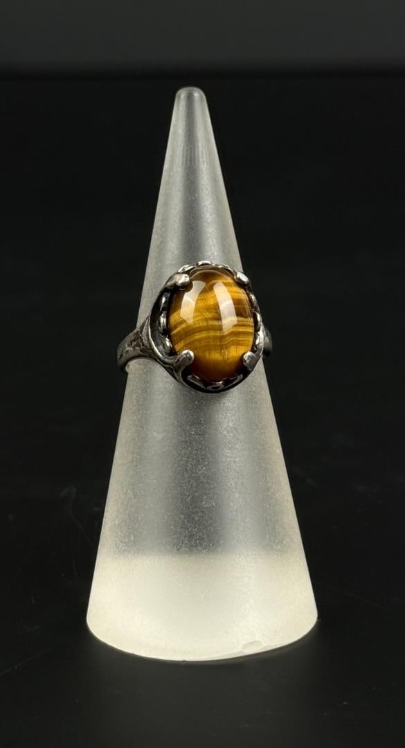 Sterling Silver Tigers Eye Ring: 4 grams. Size 5 1/2