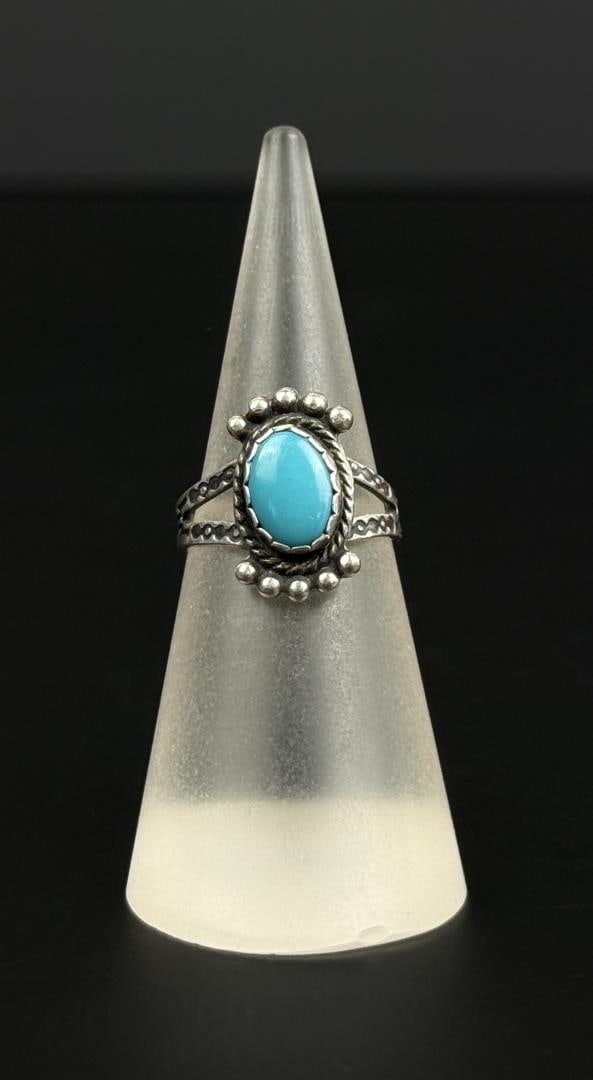 Navajo Sterling Silver Turquoise Ring: 3.53 grams. Size 6