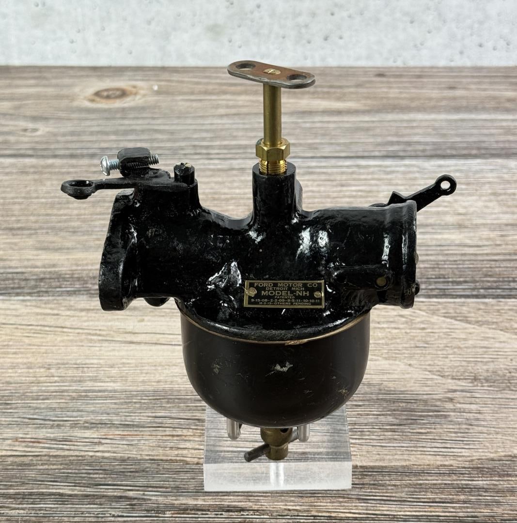 Ford Model T Holley NH Carburetor: Shows the straight through style. 1920-1927. Features a main jet well that supplies fuel to the inlet via two drilled passages.