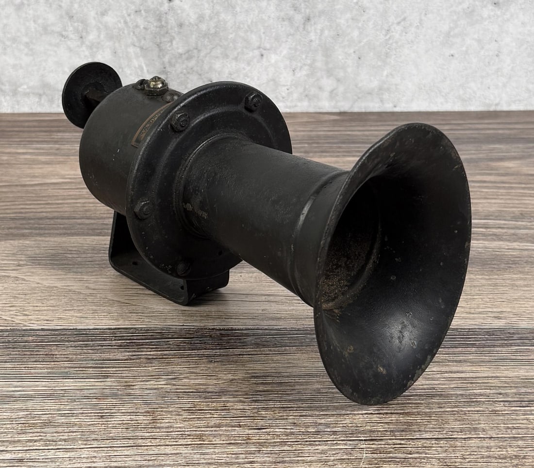 Hand Klaxon Klaxonet Plunger Horn: Manual operated horn. Plunger is seized.