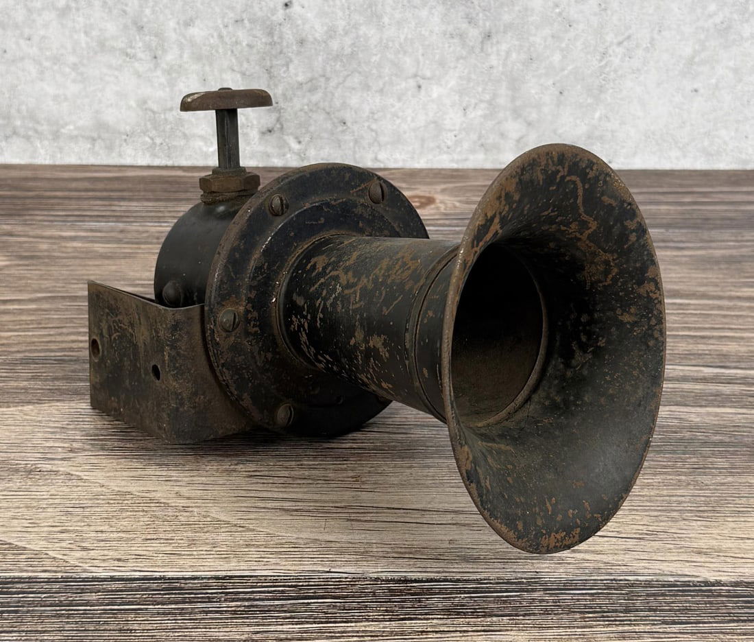 Klaxon 3 Manual Plunger Horn Early Automobile: Working condition.