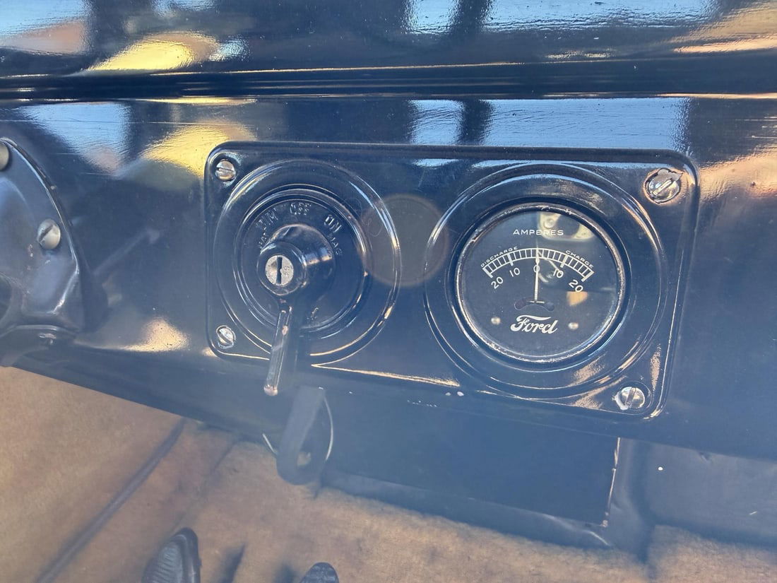 1925 Ford Model T Coupe - 11