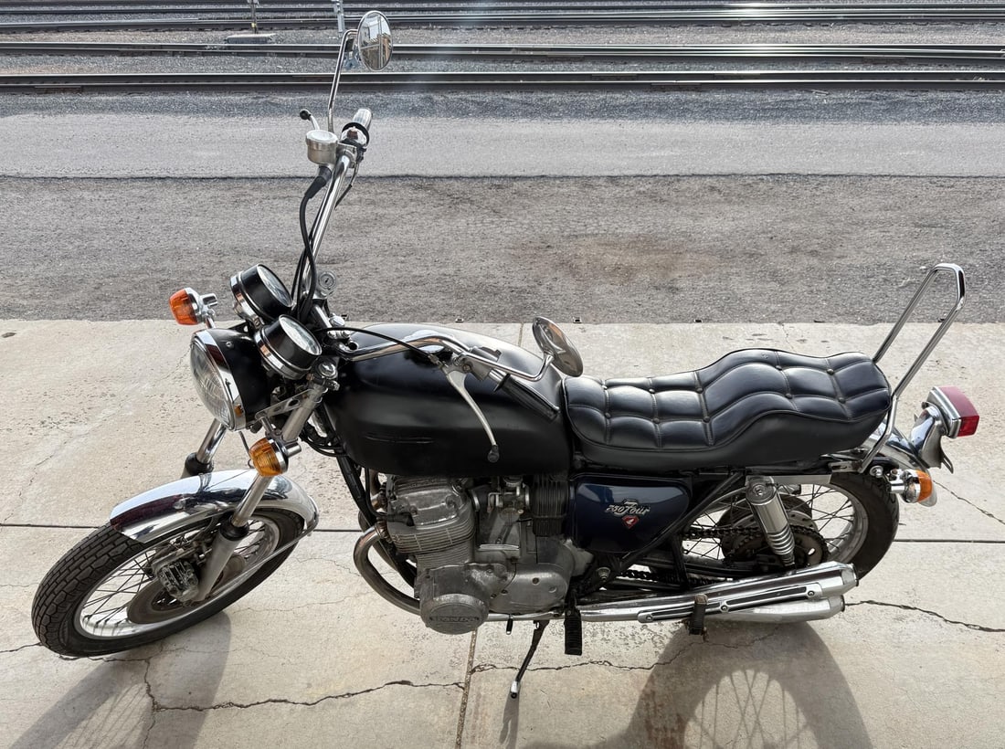 1971 Honda CB750 Motorcycle: Barn Find. Has compression. Sold for parts/repair with title.
