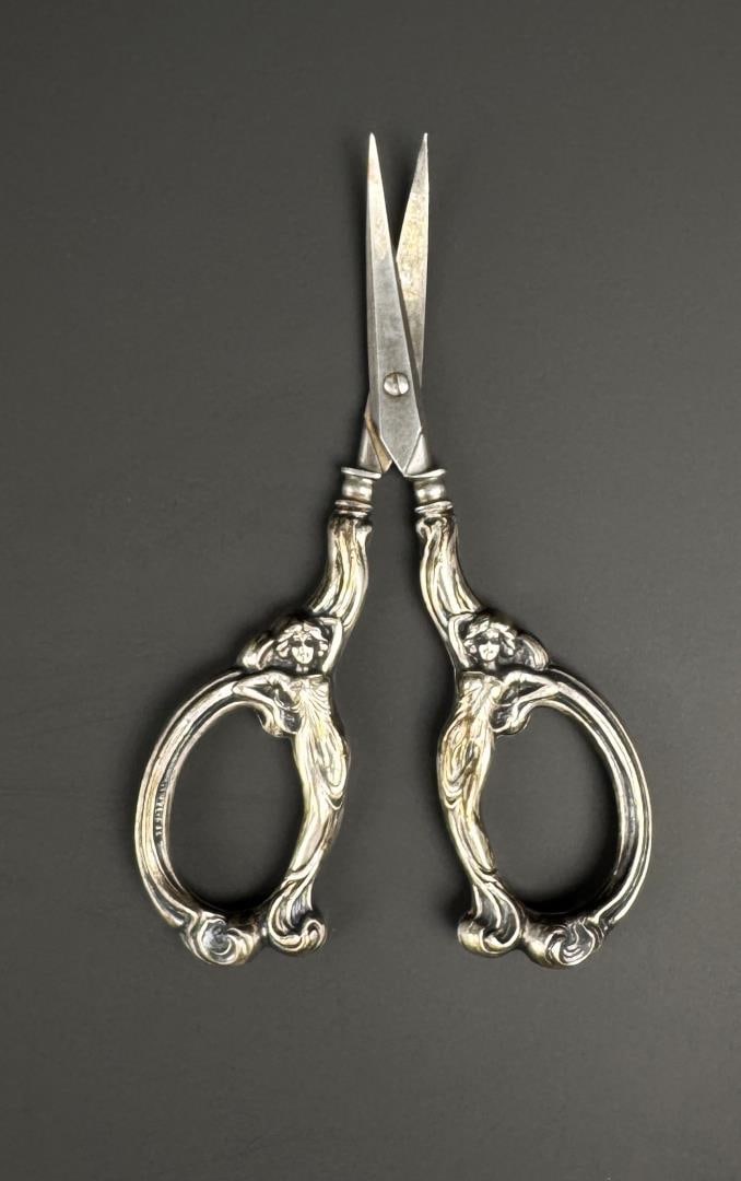 Art Nouveau Sterling Silver Vanity Scissors: 17 grams.