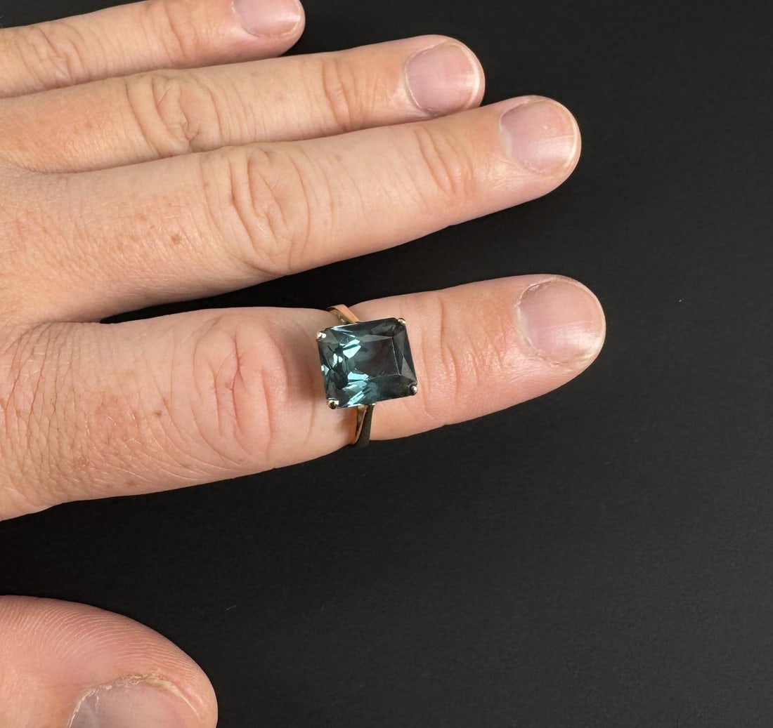 10k Gold London Blue Topaz Ring: 3.3 grams. Size 7. Lot requires payment via non credit card only.