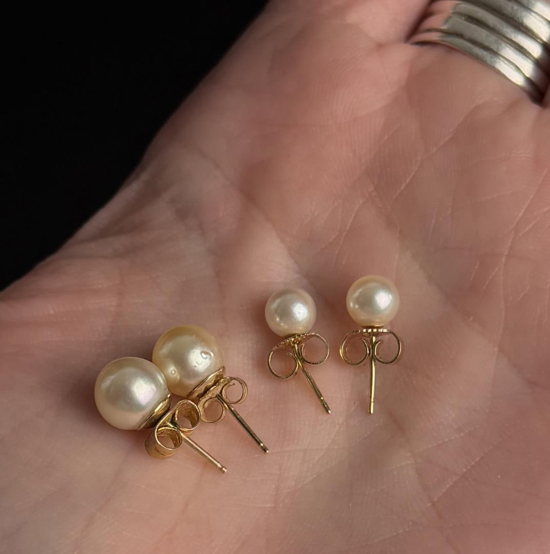 14k Gold Pearl Earrings: 2.5 grams.