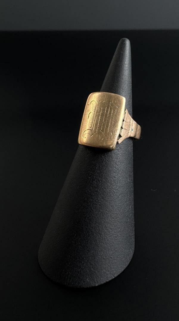 Victorian 9k Gold Signet Ring: 3.25 grams. Size 5.