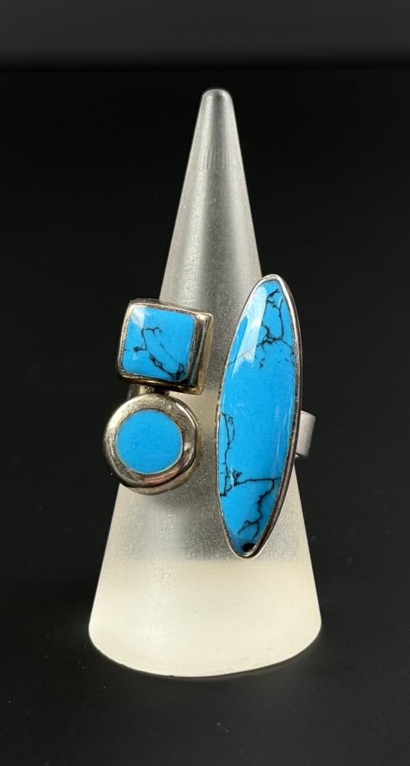 Sterling Silver Turquoise Ring: 10.55 grams. Size 10