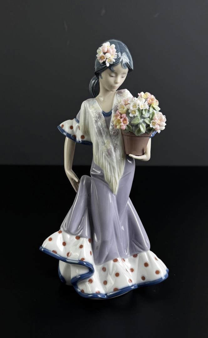 Lladro 5490 Flor Maria Porcelain Figurine (1 of 5)