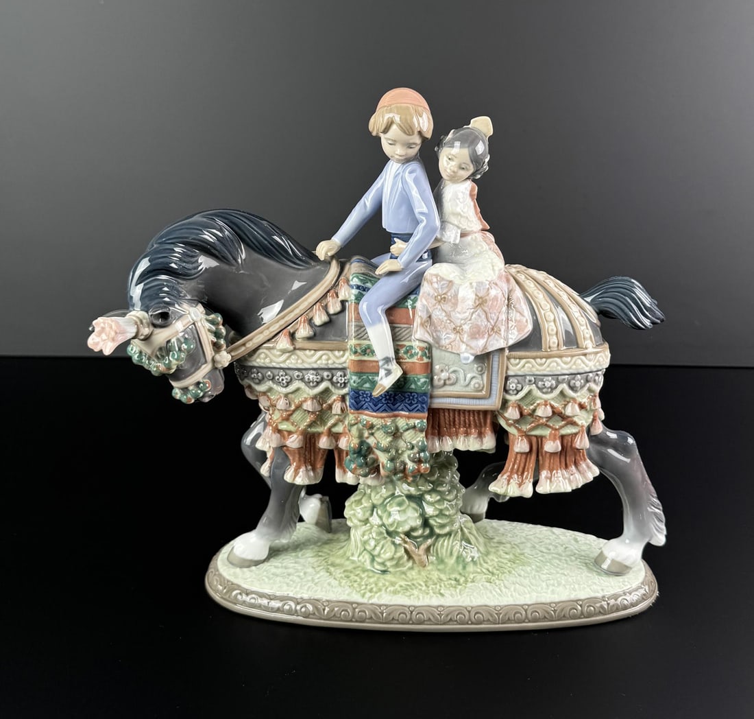 Lladro 1489 Valencian Children Porcelain Figurine: 11" by 10" by 4 1/4"