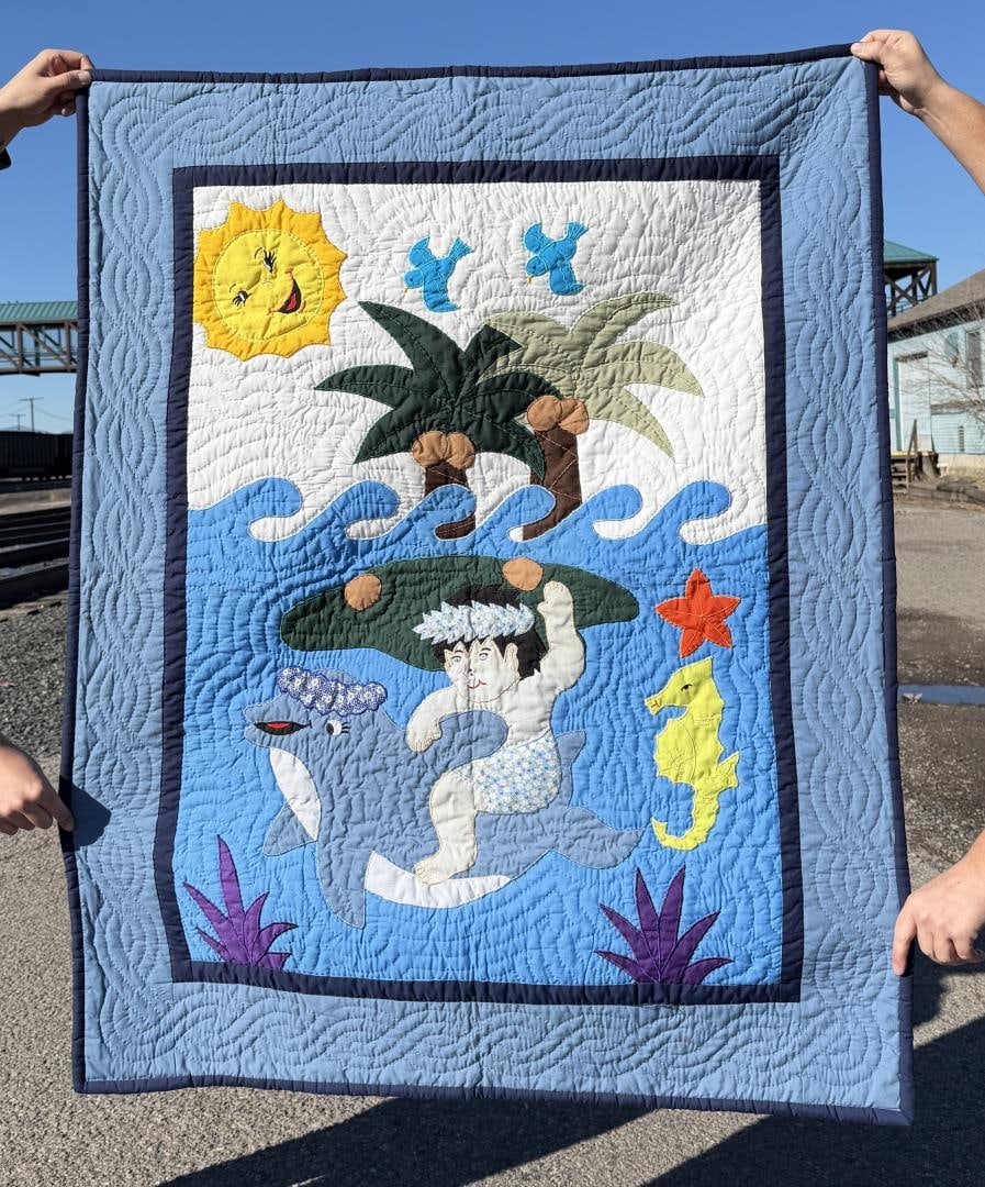 GJ Trading Hawaiian Surfing Keiki Quilt: 43" by 53"